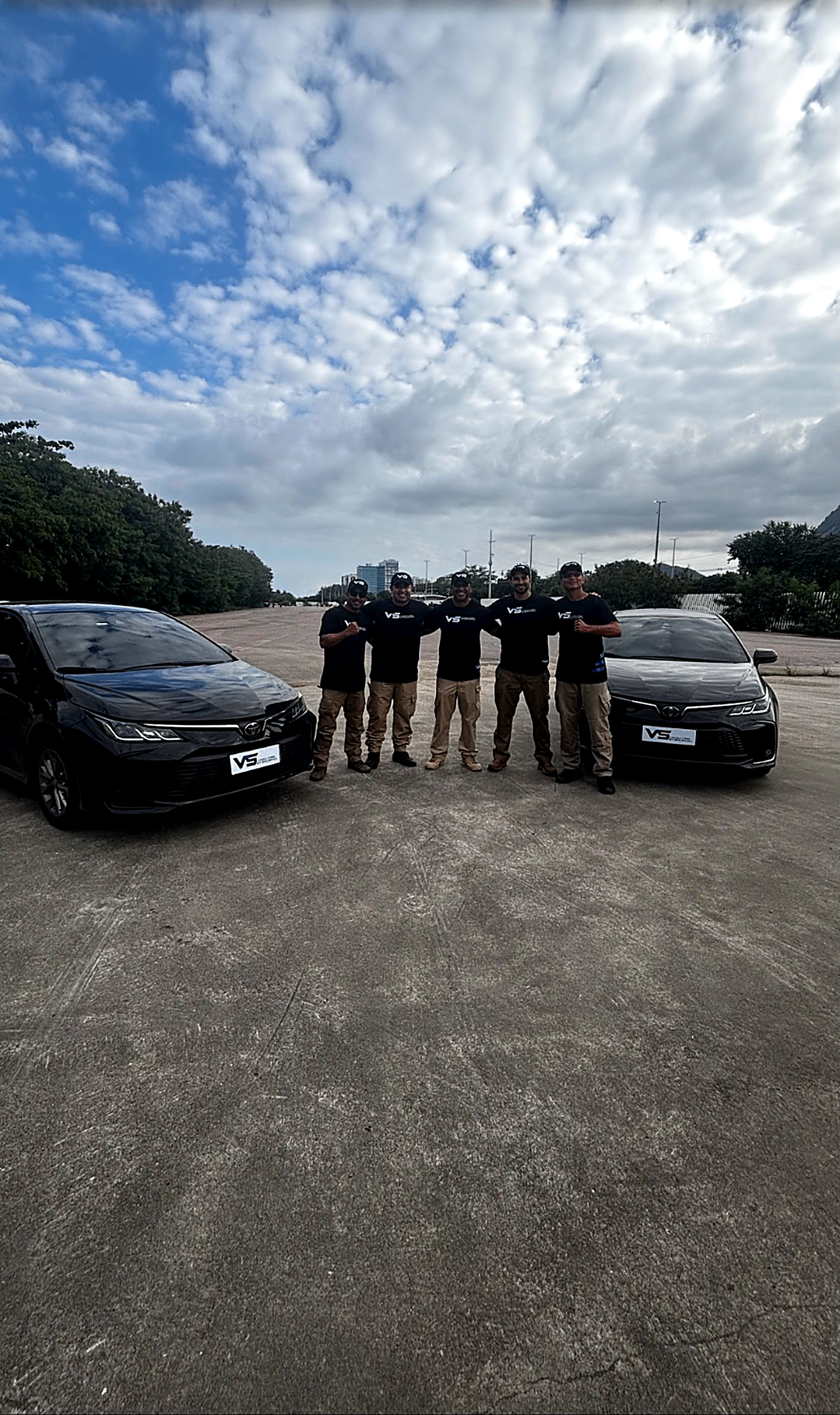 Equipe de instrutores da VS Consultoria entre os veículos utilizados nos treinamentos