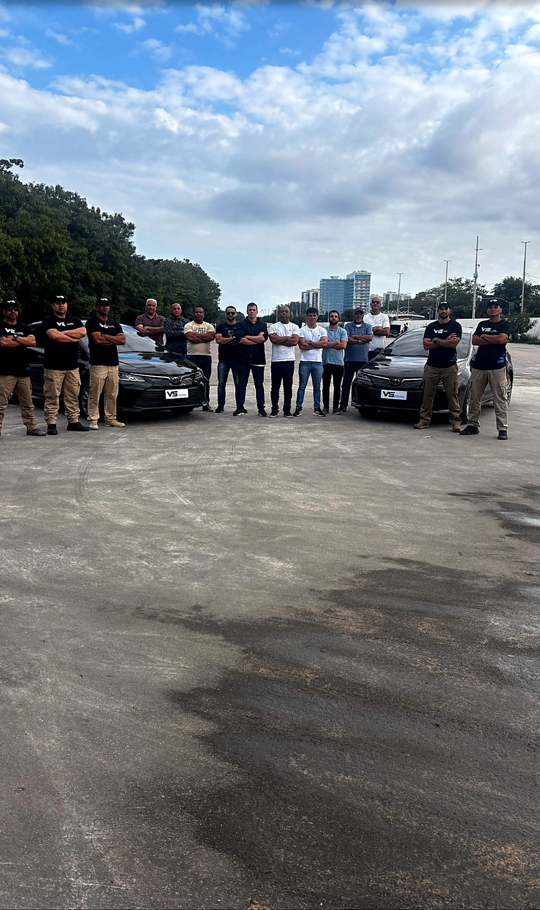 Turma e instrutores da VS Consultoria ao lado dos veículos de treinamento